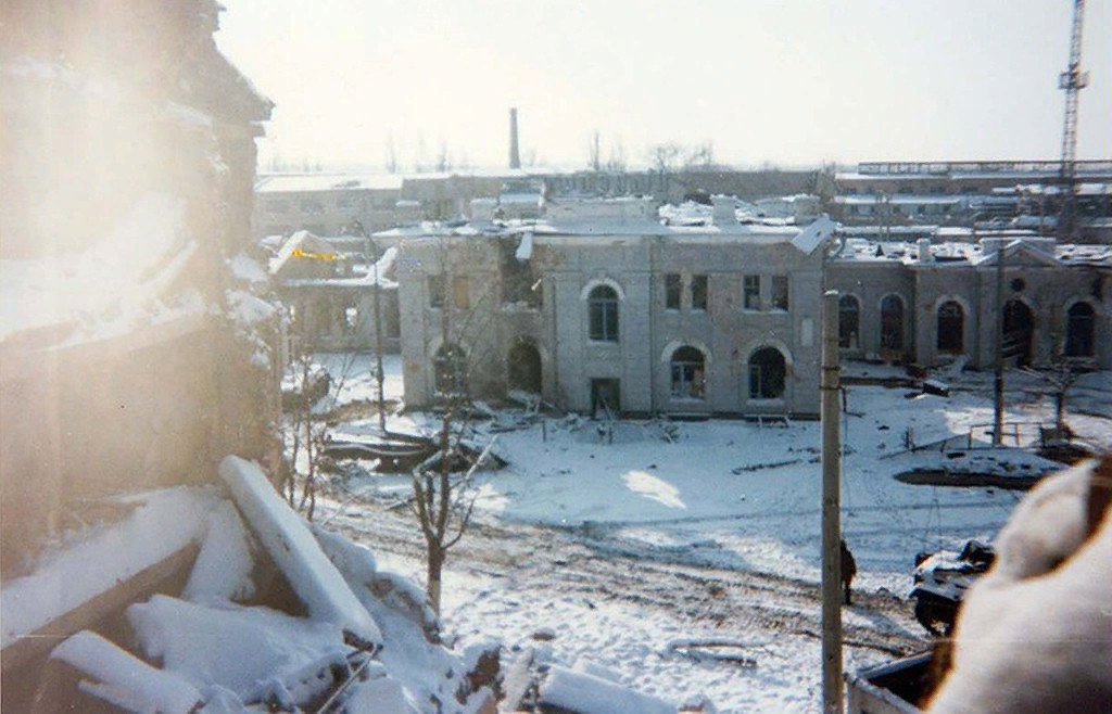 Время первых грозный. Вокзал Грозный 1995. Штурм вокзала в Грозном 1995. Штурм ЖД вокзала в Грозном 1995. ЖД вокзал Грозный 1995.