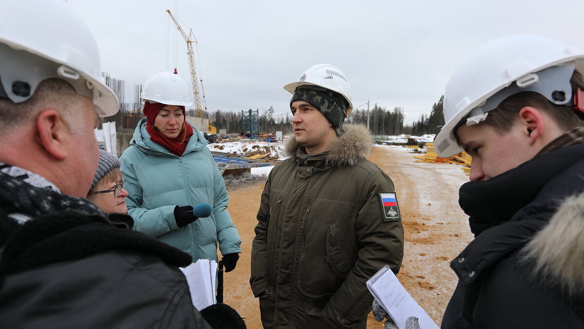«Фундамент полностью готов. Мы завершаем цокольный этаж. Поднимаем стены на нулевой уровень и скоро приступим к кирпичной кладке.  На площадке трудится 150 человек днем и пятьдесят ночью. Безусловно, что с первым теплом увеличим количество рабочих.  Темп задан высокий. И мы не собираемся его снижать» - подчеркнул он. 