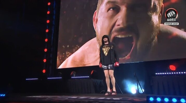 Виталий Минаков традиционно вышел под песню Николая Емелина