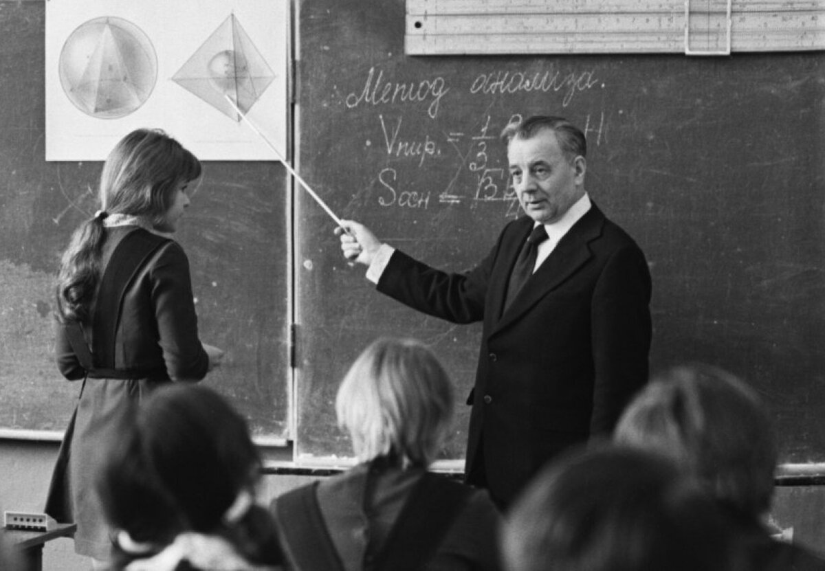 Учитель математики С.Ф. Рубанов во время урока в школе, 1979 год Мезин Ч . / Фотохроника ТАСС (с).