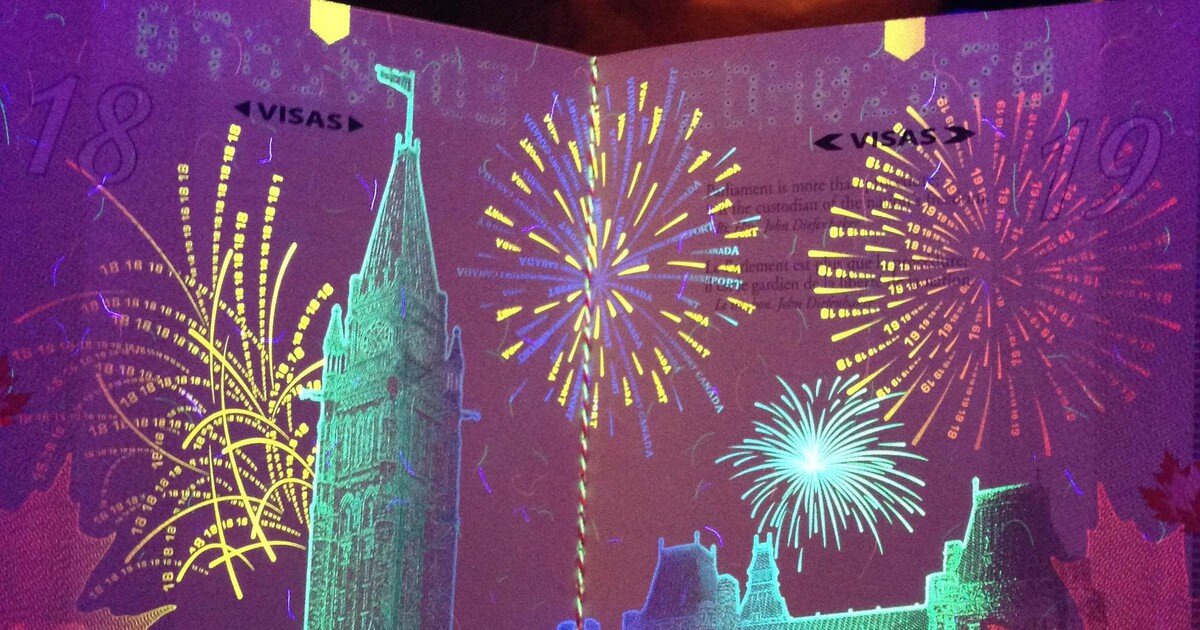 Канадский паспорт в ультрафиолете