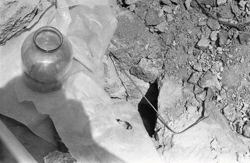 Мой биолокационный «индикатор» (проволока с согнутым на ширину ладони одним концом). Для масштаба – трёхлитровая банка с водой остывает под струёй ледяного воздуха из щели у подножья западного склона Арагаца. Лето 1989 г.