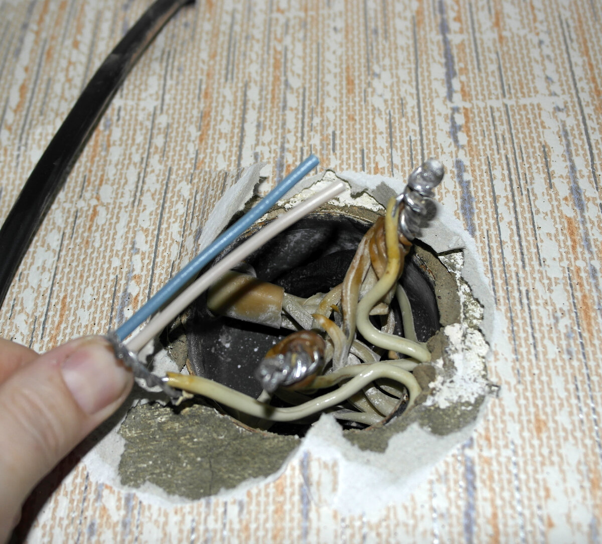 Замыкание электропроводки. Провода под обжим в распаячных коробках. Электропроводка к розеткам. Соединение проводов в распаечной коробке опрессовкой. Греется электропроводка.