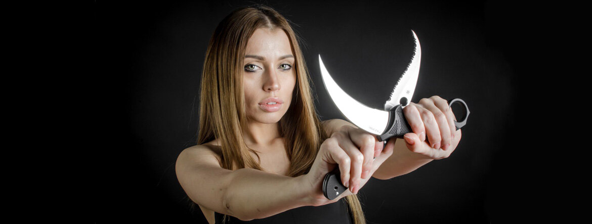 Собственно, в перечень разрешенных средств самообороны нож не включен, что уже говорит о том, что он не может являться средством самообороны.