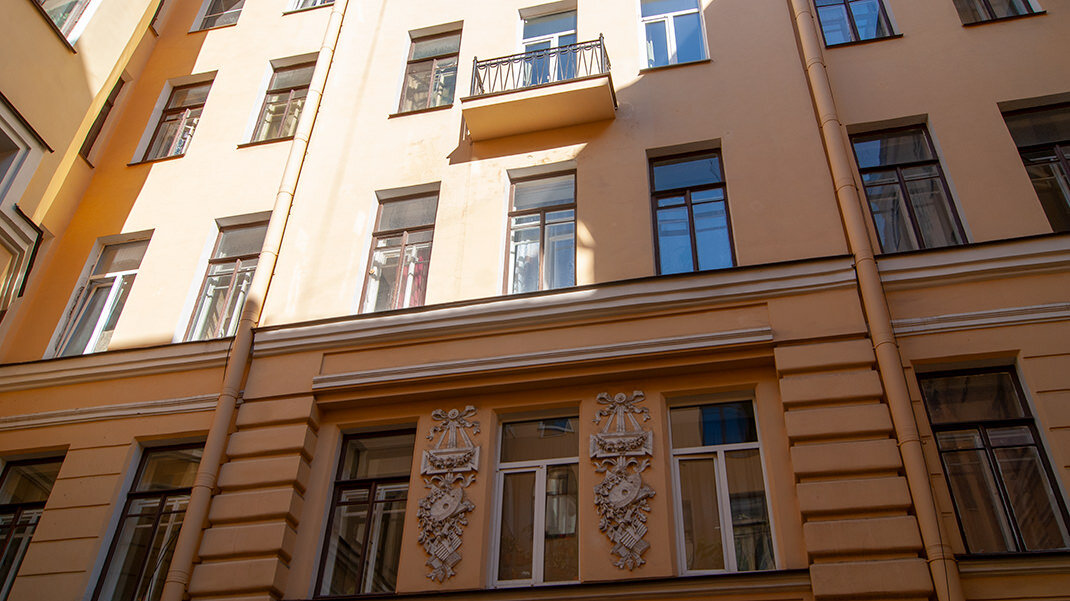 Окна квартиры в центре кадра