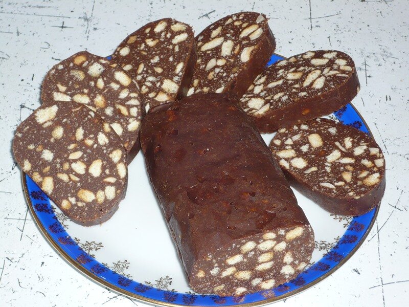 Сладкая колбаска из печенья, какао, сгущенкой и маслом рецепт с фото пошагово