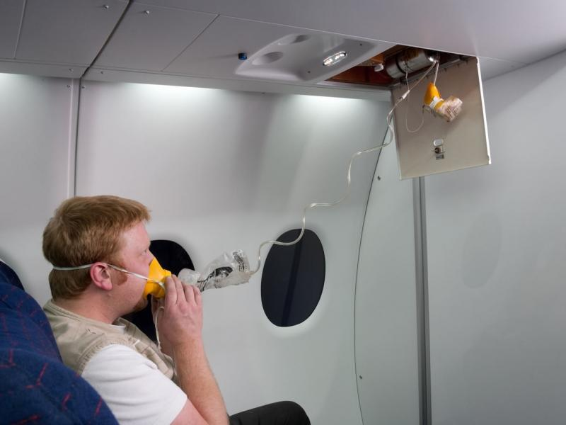 Маска в самолете. Кислородные маски для дыхания в самолете. Маска ивл. Кислородная маска для авиации. Человек в самолете надевает кислородную маску.