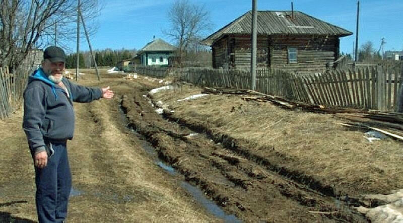 Василий и дорога возле дома... Такие картины в деревнях не редкость.