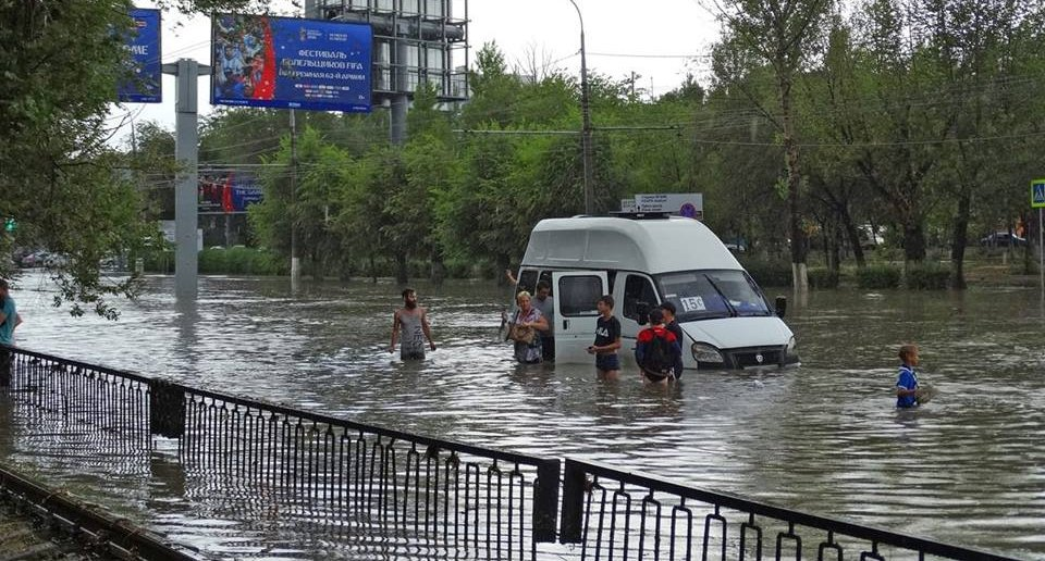 Проспект Ленина, 1-я продольная. "Привет" неработающим ливневым стокам