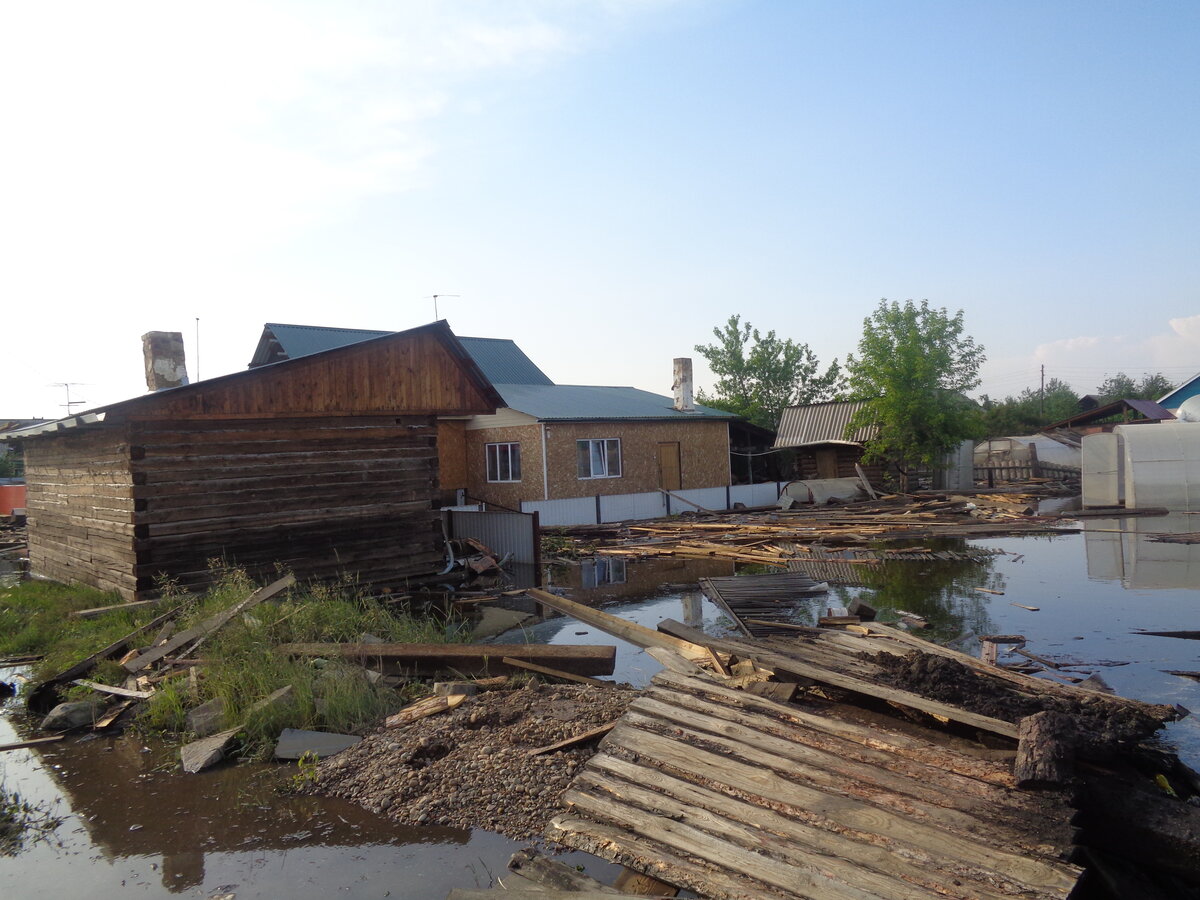 Вода отступает медленно, оставляя за собой   дома, не пригодные для проживания, смытые огороды, разрушенные судьбы,.. 