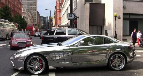 
Mercedes-Benz SLR McLaren V10 Quad-Turbo Brabus White Gold
Не мог рейтинг самых мощных авто обойтись без Мерседеса. Мощность мотора этого автомобиля — 1600 «лошадок». При этом суперкар показывает максимальную скорость в 350 км/ч. До сотни машина может разогнаться за две секунды. Вес – 1750 кг. Стать владельцем этого шикарного автомобиля может человек, имеющий два миллиона долларов. Именно столько стоит суперкар