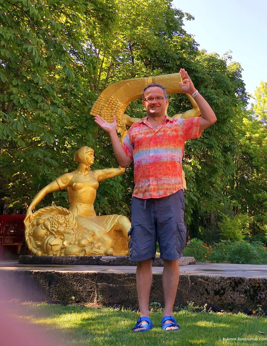 
 Если кто-то отыхал там раньше, то может помнить этот санаторий под названием "Золотой колос" ;)) 