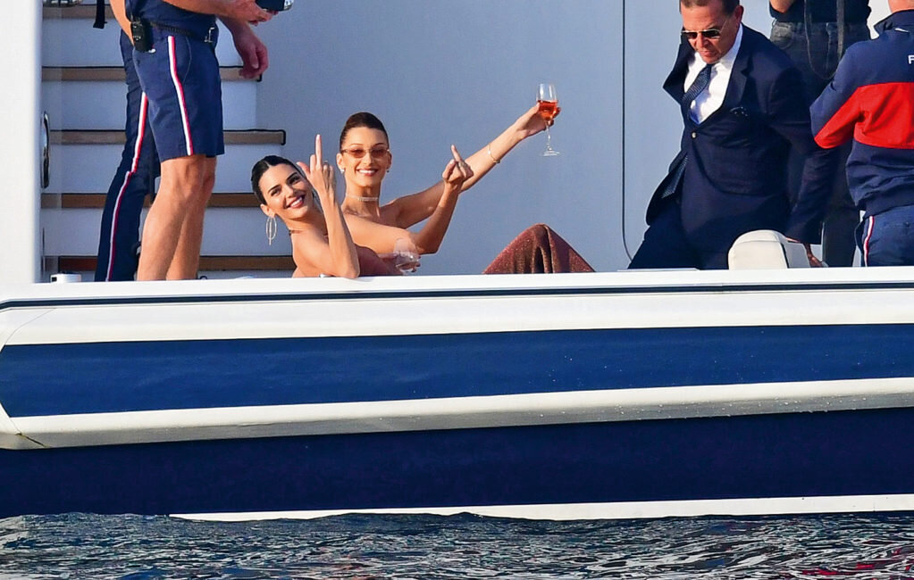 МОДЕЛИ КЕНДАЛЛ ДЖЕННЕР И БЕЛЛА ХАДИД.