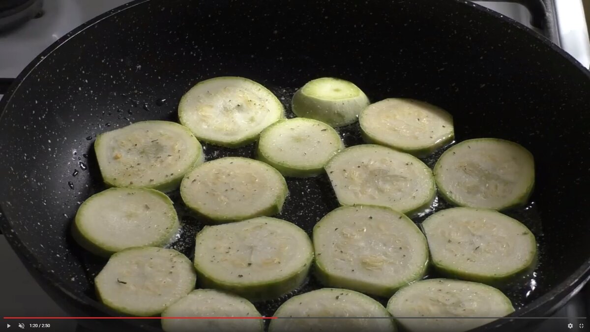 Чистить ли кабачки перед жаркой. Молодой кабачок. Кабачок кусочками для грудничка. Как чистить кабачок для жарки. Надо ли чистить кабачки.