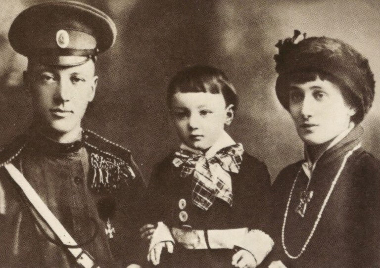 ЛЕВ ГУМИЛЕВ С РОДИТЕЛЯМИ. 1916 ГОД