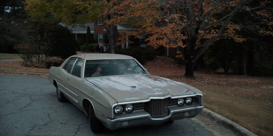 Stranger cars. Ford Galaxie 1971. Stranger things машина Джонатана Байерса. Очень странные дела машина Билли. Машина Билли Харгроува.