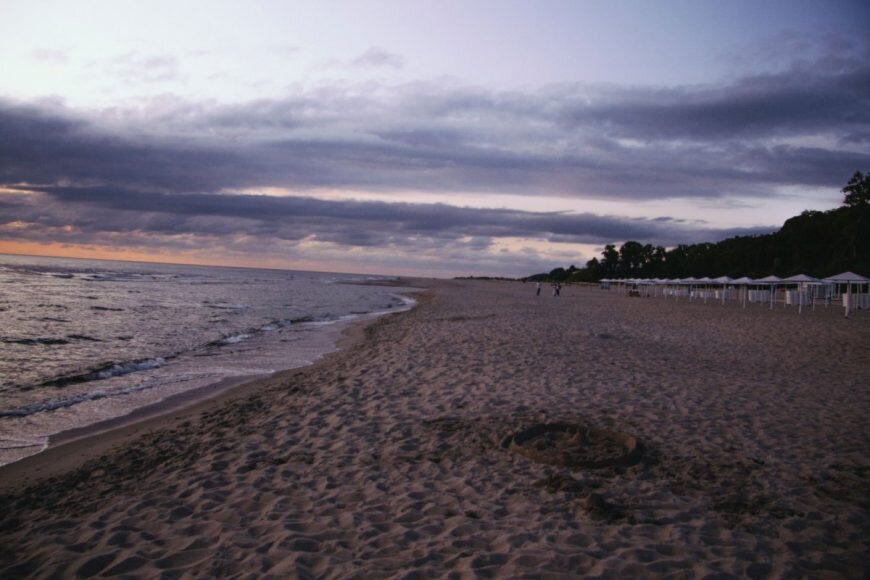 Формально, оборудованный пляж в Янтарном: с лежаками, зонтиками и пинаколадой — расположен у двух основных спусков к морю. Неформально: в вашем распоряжении несколько километров чистейшего морского песка, шириной до 300-350 метров