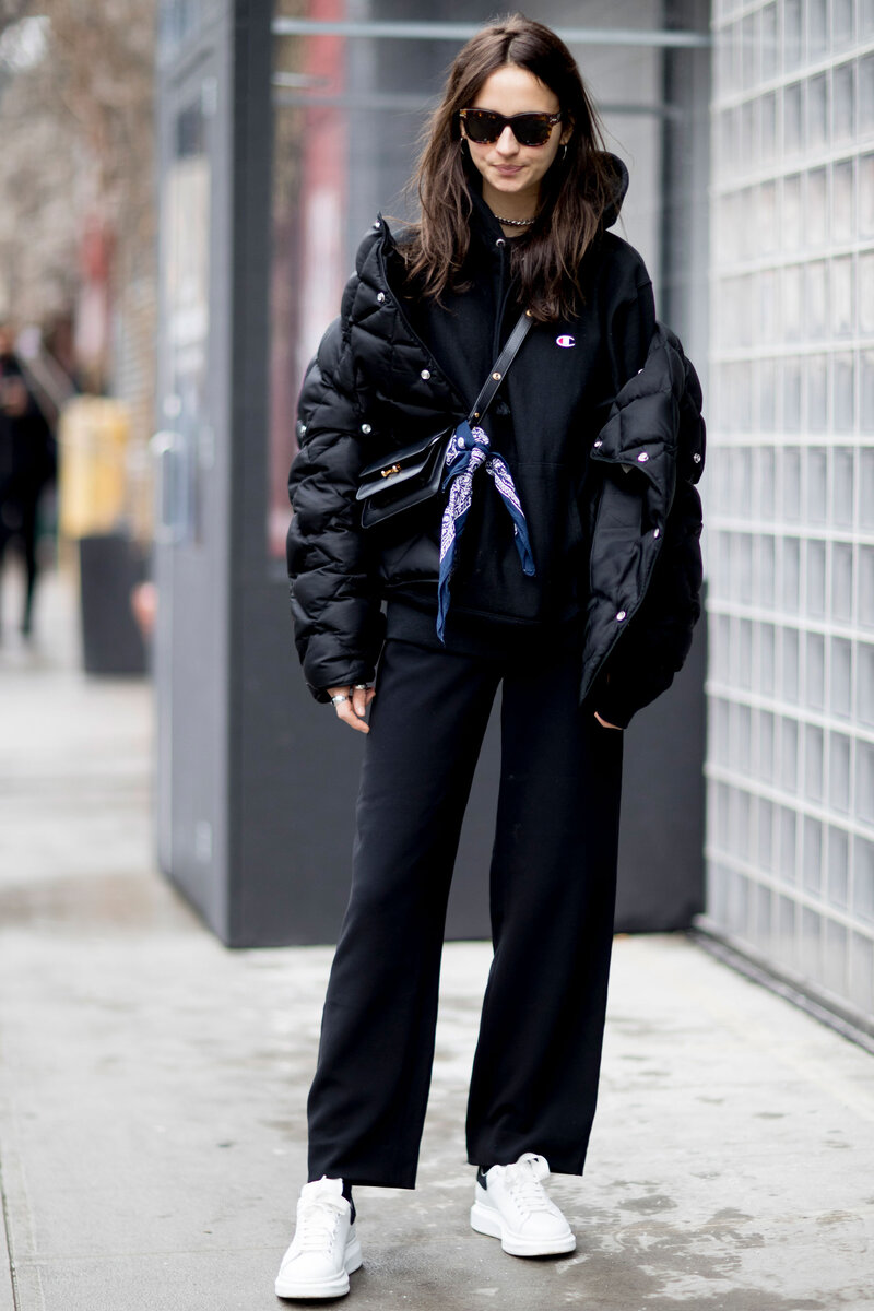 Короткий пуховик лучше носить в начале осени, пока не наступили холода. /Фото: static.lookea.me