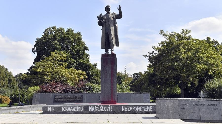 Памятник коневу в праге. Маршал Конев памятник в Праге. Памятник Ивану Коневу в Праге.