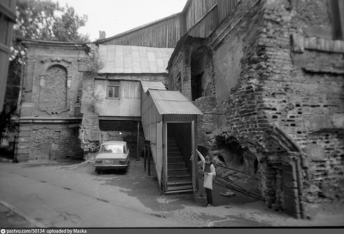 В  начале 1930-х при строительстве жилого дома в Колпачном переулке был  разрушен  угол палат. Восстанавливать его не стали. Отсутствие угла  реставраторы скрыли ложными окнами. 