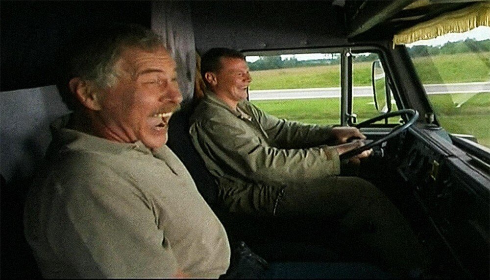 1-я серия. Водителю КамАЗа Федору Ивановичу Афанасьеву - пятидесятилетнему "водиле" с большим стажем дают в напарники Сашка Коровина - молодого парня, прекрасного механика, веселого гуляку и баламута. Им предстоит доставить гуманитарный груз из Москвы в Ростов-на-Дону для раненых в Чечне бойцов. В том числе - 15 коробок сильного болеутоляющего наркотика. Информация об этом уходит к "братве", которая начинает преследование фуры. Попытки "братков" подставить водителям "свою девочку" заканчивается неудачей. И тогда начинается открытая погоня. Федору и Сане помогают взаимовыручка "коллег по баранке" и водительские навыки. Груз доставлен по назначению. 