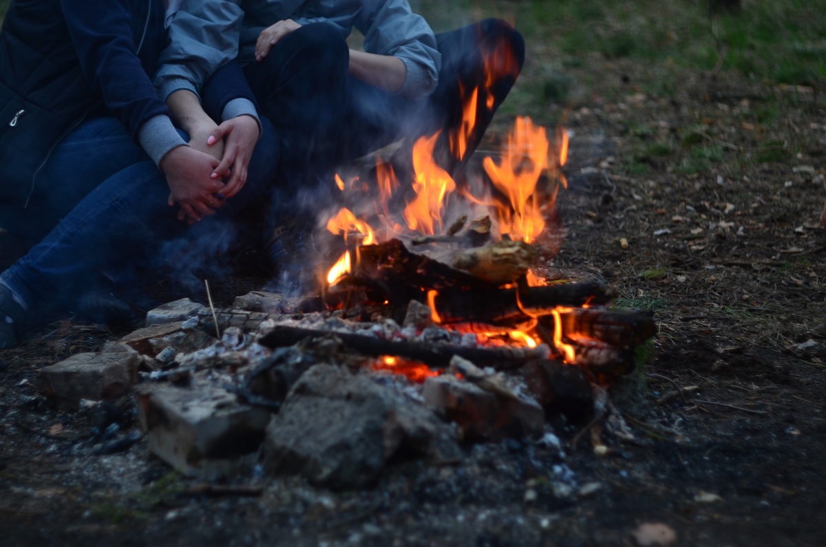 https://pixabay.com/ru/photos/костер-дрова-камни-пара-руки-2576522/