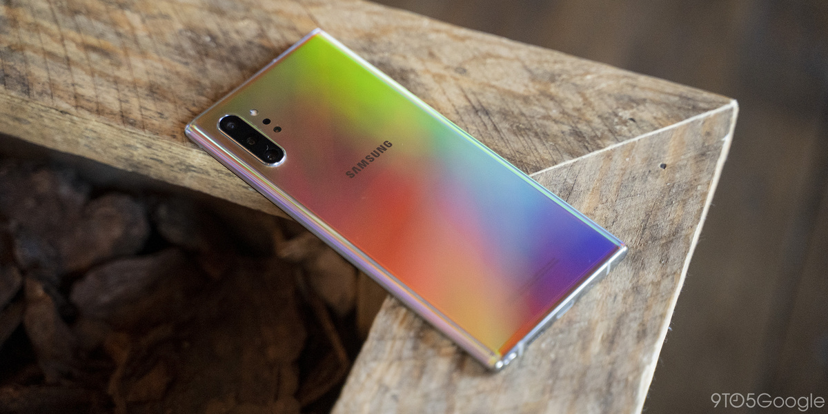 У Samsung уже есть два варианта Galaxy Note 10, один по более дорогой цене и один чуть ниже. Теперь отчеты утверждают, что Samsung стремится ориентироваться на еще более низкую цену с предстоящими моделями” Galaxy Note 10 Lite “и” S10 Lite". 


SamMobile сообщает, что новый номер модели, SM-N770F, прибудет как “Galaxy Note 10 Lite” в ближайшие несколько месяцев. По-видимому, это устройство прибудет, чтобы поразить еще более доступную ценовую точку, что Galaxy Note 10, а это значит, что он будет стоить меньше $ 949.

Неясно, однако, как это устройство будет отличаться от остальной части линейки Note 10. Стандартная заметка 10 уже сокращает размер, разрешение экрана и некоторые функции из заметки 10+. Более чем вероятно, однако, удаление S-Pen не будет одним из изменений.

На данный момент единственная спецификация, подтвержденная для этого устройства, - это 128 ГБ памяти, но даже неизвестно, является ли это базовой конфигурацией.

Помимо этого, SamMobile также сообщает, что появится “Galaxy S10 Lite”, выходящий под номером модели SM-G770F.

По-видимому, спецификации этого устройства будут соответствовать Galaxy A91, устройству, которое в настоящее время, по слухам, включает в себя Snapdragon 855, 8 ГБ оперативной памяти и 128 ГБ памяти. Это не очень отличается от стандартной линейки S10, поэтому неясно, где эта модель будет срезать углы. Возможно, дисплей может быть одной областью.

Мы увидим, что произойдет со всем этим в ближайшие месяцы, когда два устройства, как сообщается, будут попадать на рынок.