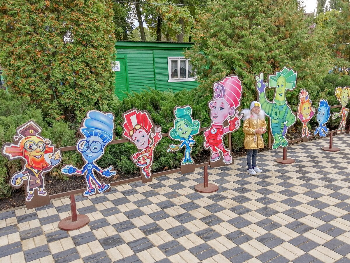 Много "декора" на территории