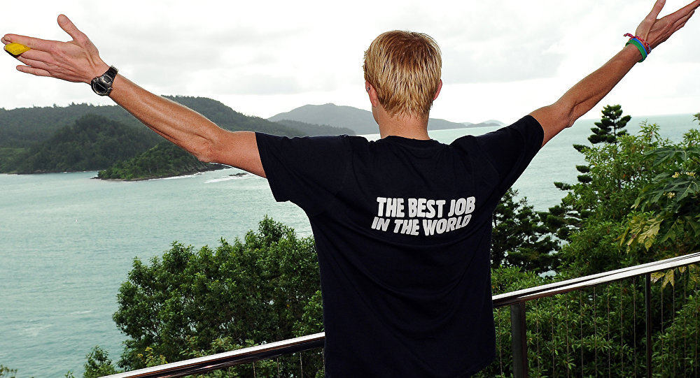 Смотритель острова Гамильтон, райская работа. Фотография из интернет источника.