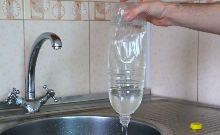 Выливаем воду в раковину. Вода из под крана в пластиковую бутылку. Бутылка с горячей водой. Выливает воду в раковину. Бутылка с теплой водой.