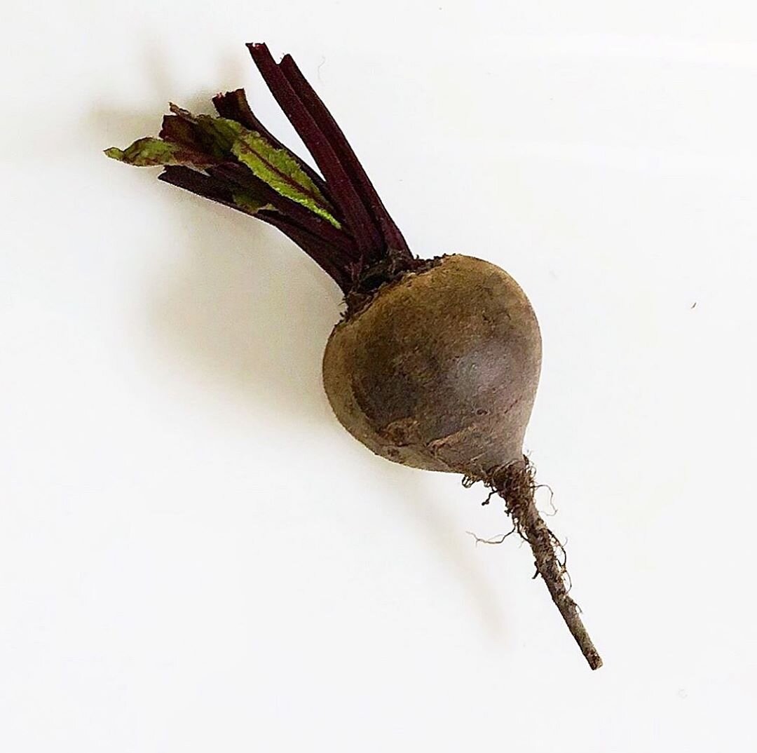 Я свёклу для этого блюда запекаю в духовке. Но можно и отварить. Хотя именно первый вариант предпочтителен.