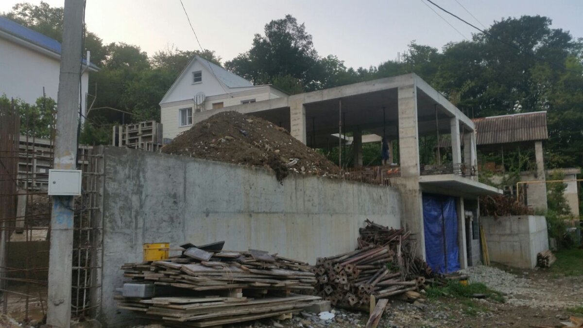 Особенности строительства дома в Сочи: крутой склон, дожди и что в результате