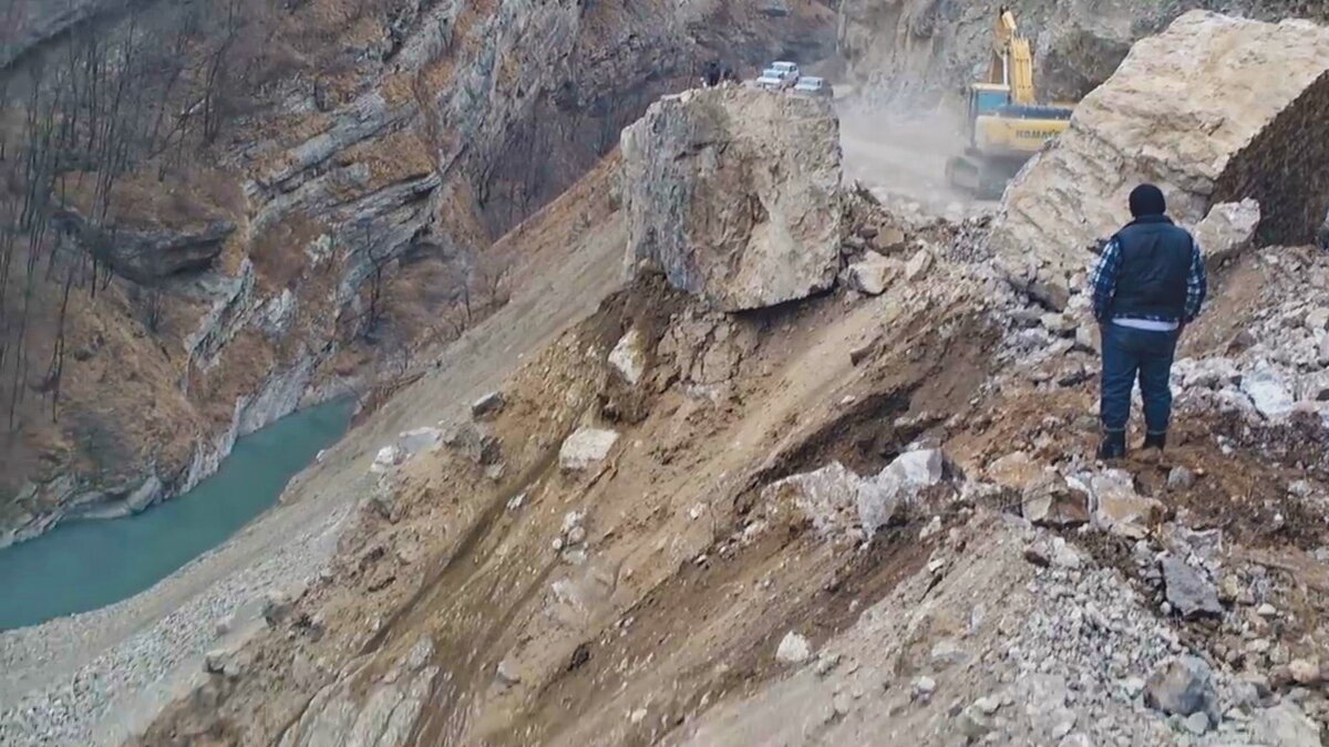 Дорога из Чечни в Грузию. Стоп-кадр видеосъемки.