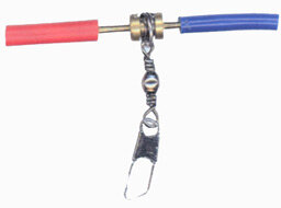 Ловля матчевой удочкой очень популярна на Западе, но у нас в стране пока не получила широкого распространения. Думаю, что со временем она займет достойное место у массового рыболова. Матчевая удочка давно завоевала мое сердце своей легкостью, элегантностью, красотой и особенно напряженностью вываживания - плотвичку размером с ладошку, и ту приходится вываживать.