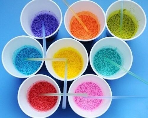 Шаг 1. Добавляем в любой мыльно-пенящийся раствор акварельную краску или пищевой краситель.
Шаг 2. Берём соломинку и дуем через неё в мыльную воду, что бы образовать побольше пузырей. 
Шаг 3. Берём акварельную бумагу и прислоняем сверху к пузырям. Получаем фантазийные разноцветные узоры.
Шаг 4. Даём высохнуть.

Такую бумагу можно использовать для обёртывания подарков, как фон в открытках или скрапбукинге. Так же применять в других видах творчества!