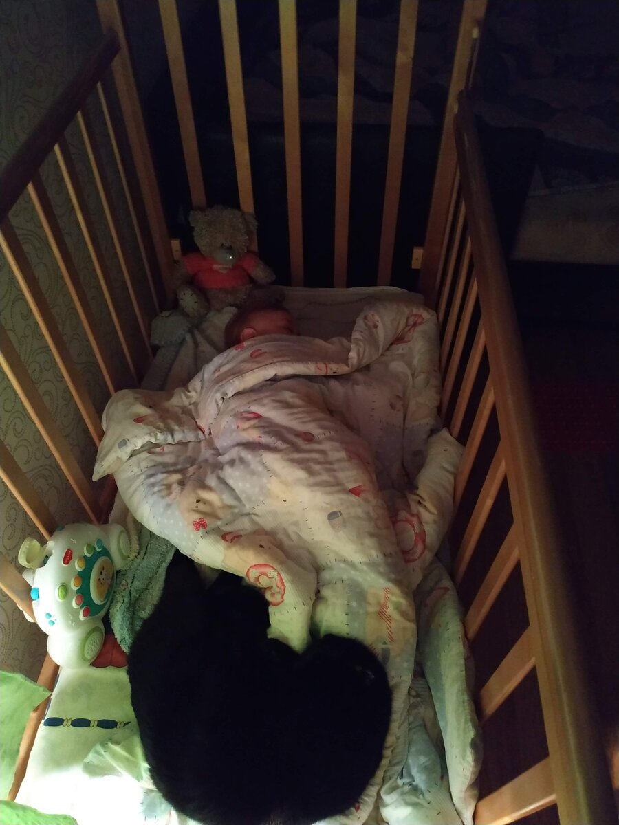 И греет, и одеяло не дает скидывать