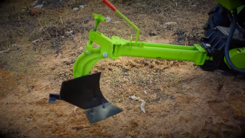 Минитрактор с плугом