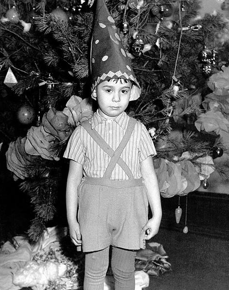 А вот так выглядел артист в детстве.
