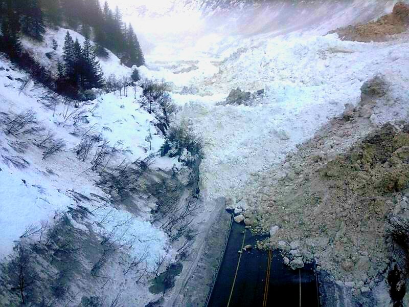 Последствие схода лавины. Фото