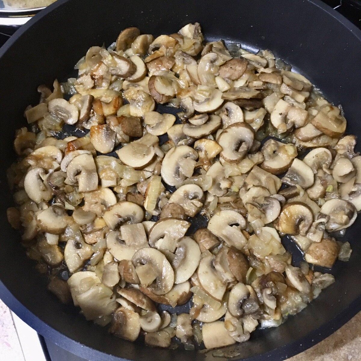 Лук мелко режем и обжариваем на разогретой сковороде с растительным маслом 5 минут. 