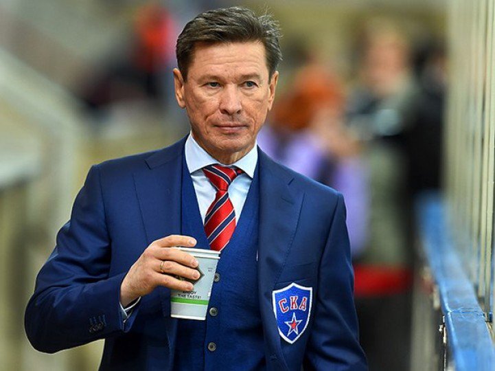 В КХЛ такого не было ни до, ни после. 
Пять лет назад СКА вышел в финал Кубка Гагарина. Впервые в своей истории. Но не это стало главным событием сезона-2014/15 и плей-офф в Западной конференции. Команда, которую тренировал Вячеслав Быков, проиграла три первых матча серии с ЦСКА, а затем выиграла четыре раза подряд.

В истории НХЛ камбэк с 0-3 происходил всего четыре раза, а в КХЛ этот случай пока единственный.



Главный тренер ЦСКА Дмитрий Квартальнов после седьмого матча взял вину на себя: «Не хочу никого винить. И не хочу оправдываться. Наверное, где-то что-то сделал неправильно». Но у этого поражения было много причин.

5 лет назад у СКА было больше звезд
В сезоне-2014/15 в Питере был невероятный состав – возможно, самый мощный в истории клуба да и вообще всей лиги. Илья Ковальчук, Артемий Панарин, Патрик Торесен, Вадим Шипачев, Евгений Дадонов – с таким нападением можно было бы и в НХЛ заявляться. В третьей тройке, например, играл топовый чех Роман Червенка. А Виктор Тихонов, фееривший в сборной на ЧМ-2014, после третьего матча серии с ЦСКА вообще перестал попадать в состав.

«Мы понимали, что у СКА есть 22 игрока, и почти все они представляли сборные. Да, у нас были Григоренко, Радулов, Зайцев, но столько мастеров, как в СКА, не было. Проиграл один матч, второй – уже на тебя это психологически давит. А у соперника, наоборот – подъем», – вспоминает Игорь Горбенко (с 2014-го по 2017-й он был тренером ЦСКА, а сейчас помогает Квартальнову в «Ак Барсе»).





Горбенко отмечает, что ключевым элементом в серии становилась игра на точке – поэтому в тренировках участвовал даже вице-президент ЦСКА Сергей Федоров: «Очень важно было выигрывать вбрасывания. Если они заберут шайбу, то долго ее не отдадут – контроль шайбы там сумасшедший был». Федоров – один из немногих российских топ-центрфорвардов, который за карьеру в НХЛ выиграл больше 50 процентов вбрасываний. Но ЦСКА это не слишком помогло: соперник все равно на точке был лучше.

В седьмом матче ЦСКА мог спастись
СКА после 0-3 разрывал в атаке, но у ЦСКА было два момента, в которых он мог завершать серию. В шестом матче в Санкт-Петербурге в овертайме хороший момент был у Игоря Григоренко, бросавшего в дальний угол без сопротивления, но забил Патрик Торесен. И в седьмом матче тоже героем стал бородатый норвежец.

«Расслабленности после 3-0 не было. Но просто огромная нагрузка выпала на наших лидеров», – вспоминает Горбенко. 

Возможно, это и сказалось в седьмой игре. ЦСКА проигрывал 0:2, в конце второго периода сравнял (забили Радулов и да Коста). Но в третьем  ответить на гол Торесена уже просто не хватило сил.

«После окончания серии со СКА не разговаривал ни с кем три дня. И ведь я не главный тренер, – вспоминает Горбенко. – Ребятам тоже трудно было после такого поражения. Но точно никто не накручивал в раздевалке, только подбадривали их».



Ковальчук против Радулова
Самая крутая дуэль той серии. «На раскатках постоянно что-то между ними происходило, – вспоминает Горбенко. – Ковальчук и Радулов своей энергией могут перевернуть любую игру. Когда в команде есть такие люди, ты всегда можешь вытащить серию». 

Стычки двух альфасамцов случались регулярно. В концовке первого матча серии Ковальчук и вовсе ударил Радулова сзади по ноге, хотя тот даже не владел шайбой. «Я его тихонечко ударил, а он молодец – хорошо сыграл. Таких ударов во время матчей бесконечное множество», – рассказывал Ковальчук. Но при этом добавлял: «А Радулова я люблю и уважаю как человека и как хоккеиста. Мы давно общаемся и дружим, но на площадке друзей нет».

Задеть главную звезду ЦСКА пытались и другие игроки соперника. Вратарь СКА Микко Коскинен в интервью «Спорт-Экспрессу» признавался: «Старался разозлить Радулова. Я специально говорил с ним, давил на него, пытался вывести из себя. В седьмом матче, когда прозвучала сирена на второй перерыв, поехал к собравшимся в кучку соперникам, окликнул его и сказал: «Эй, ты не смотри, что вы сравняли счет. Все равно проиграете!». Правда, не до конца уверен, что стратегия оказалась правильной. Когда Радулов злится, он не сбавляет, а наоборот».

СКА выиграл, а значит, финн не ошибся.



Ковальчуку Радулов не проиграл, но у СКА было просто намного больше помощников для своей суперзвезды.

После той серии они стали еще большими друзьями. Год спустя ЦСКА выиграл у СКА 4-0, а главный тренер питерцев Сергей Зубов по ходу серии посадил Илью в запас. Радулов встал на защиту друга, сказав, что СКА сам себе навредил. В последние годы Ковальчук и Радулов постоянно проводят отпуска вместе.

ЦСКА придавили удаления
СКА намного чаще получал численное преимущество, и супербригада из тройки Шипачева, Ильи Ковальчука и Максима Чудинова просто разрывала. «За семь игр было очень много меньшинства. Не скажу, что нас прибили или мы физически оказались не готовы к этому. Но просто это очень тяжело, особенно в такой продолжительной серии», – вспоминает Горбенко.

СКА играл очень эффективно: передачи были точны, а действия выдумщиков из Питера непредсказуемы. «У них было две-три комбинации в большинстве, но они ведь всю лигу рвали, – рассказывает Горбенко. – Переводили с фланга на фланг, замыкали через середину или подключали защитников. Куда пойдет передача? Тяжело было нейтрализовать их».

Главные чекеры лиги последней пятилетки – Сергей Андронов и Иван Телегин – в ЦСКА уже были, но до топовых нейтрализаторов еще не доросли.



В поражении ЦСКА судей никто не обвинял, но все же разница в удалениях была заметной. Только в третьем матче серии у СКА было больше штрафного времени (8 минут против 6). Потом для ЦСКА вообще начался ад: в четвертой игре – 12 удалений (у СКА – 6); в пятой – ЦСКА 4 раза играл в большинстве, СКА – 6; в шестой – 6 двухминутных удалений у ЦСКА, 3 – у питерцев. И только в седьмом матче у СКА на одно удаление больше. Правда, в той игре все 5 голов были забиты в равных составах.

Реализация большинства у ЦСКА была лучше (24% против 17,9%), но СКА получал больше попыток (39 против 25 у ЦСКА). Преимущество СКА логично, ведь команда Квартальнова играла очень жестко, но это все равно слишком большая разница. Это забирало много сил у ЦСКА, и, возможно, поэтому у команды не получилось дотянуть серию до победы. 

Кстати, все семь матчей серии судил Алексей Анисимов. Через год с небольшим он стал главным арбитром КХЛ.

Квартальнова подвели вратари
Все семь матчей серии у СКА отыграл Коскинен, и к нему даже в первых трех играх больших претензий не было, а в следующих четырех он не раз выручал. ЦСКА же в четвертой игре заменил Станислава Галимова на Кевина Лаланда после четырех пропущенных к середине второго периода, а в пятой – после двух к середине первого. Шестой и седьмой матчи играл уже Лаланд, хотя Галимов первые три провел шикарно.



«Плей-офф – это, в первую очередь, оборона и вратари. Если вратарь играет стабильно, никто его не будет менять. Есть шайбы, которые вратарь должен тащить. Как это сделал в той серии Коскинен или Кошечкин годом позднее в финале против нас. Просто вспомните седьмой матч финала-2016 с «Магниткой»: у нас было семь моментов, и мы забили лишь один гол. Соперник использовал оба своих шанса и выиграл», – объясняет Горбенко.

Чтобы сравнить уровень вратарей, можно хотя бы посмотреть, где они сейчас. Коскинен – первый номер «Эдмонтона». Галимов в этом сезоне поиграл за «Магнитку» и «Трактор» – и нигде не впечатлил. Лаланд завершил карьеру в феврале 2018-го.

Последний сезон Быкова
«Спасибо моему другу Диме, что загнал нас в угол», – сказал после седьмого матча серии главный тренер СКА. Ему еще предстоял финал против «Ак Барса», но было понятно – эту машину не остановить. «Мы уже понимали, что СКА обыграет Казань», – подтверждает Горбенко.



Панарин, Шипачев и другие в финале издевались над «Ак Барсом», а Быков после своего второго кубка (первый был в 2011-м с «Салаватом Юлаевым») ушел из СКА и в КХЛ больше не работал. Он живет в Швейцарии и не собирается возвращаться в хоккей.

