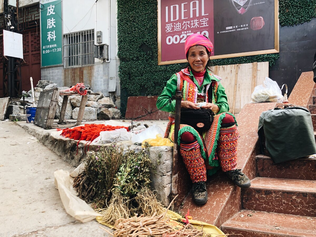 Женщина народности лаху продает зелень и коренья со своего огорода.
