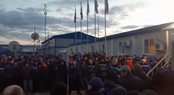 скриншот видео, Тысячи вахтовиков требуют человеческого обращения