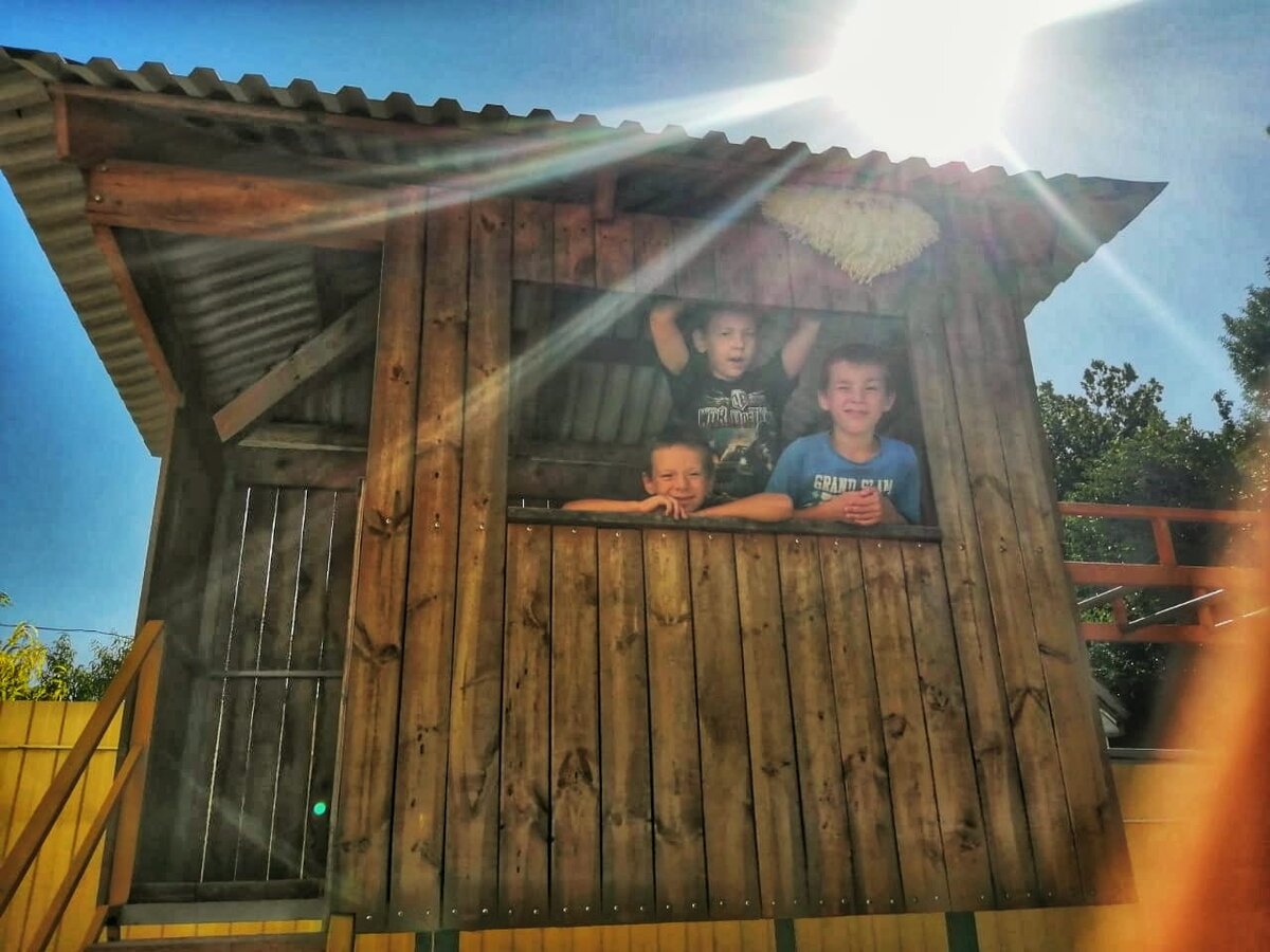 Наши дети. Все в домике)) 