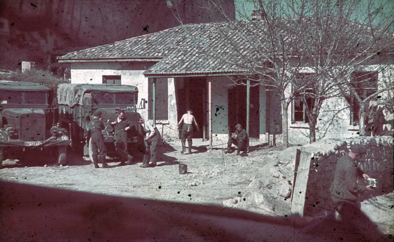 Немецкий отряд на постое в татарской усадьбе. Лето 1942 года.