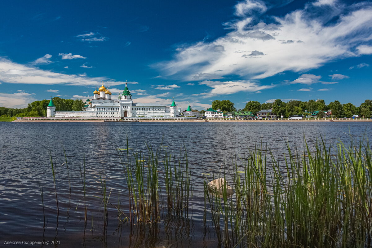 Пример работы поляризационного фильтра фирмы Marumi. Кострома. Свято-Троицкий Ипатьевский мужской монастырь