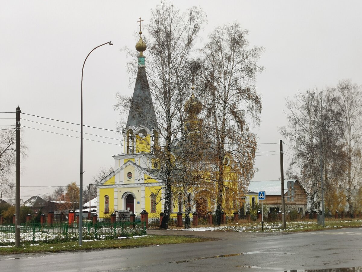 Вид на церковь с главной площади Крапивино.