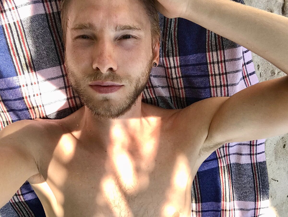 То самое полотенечко и я, когда ещё ничто не предвещало беды. Фото автора