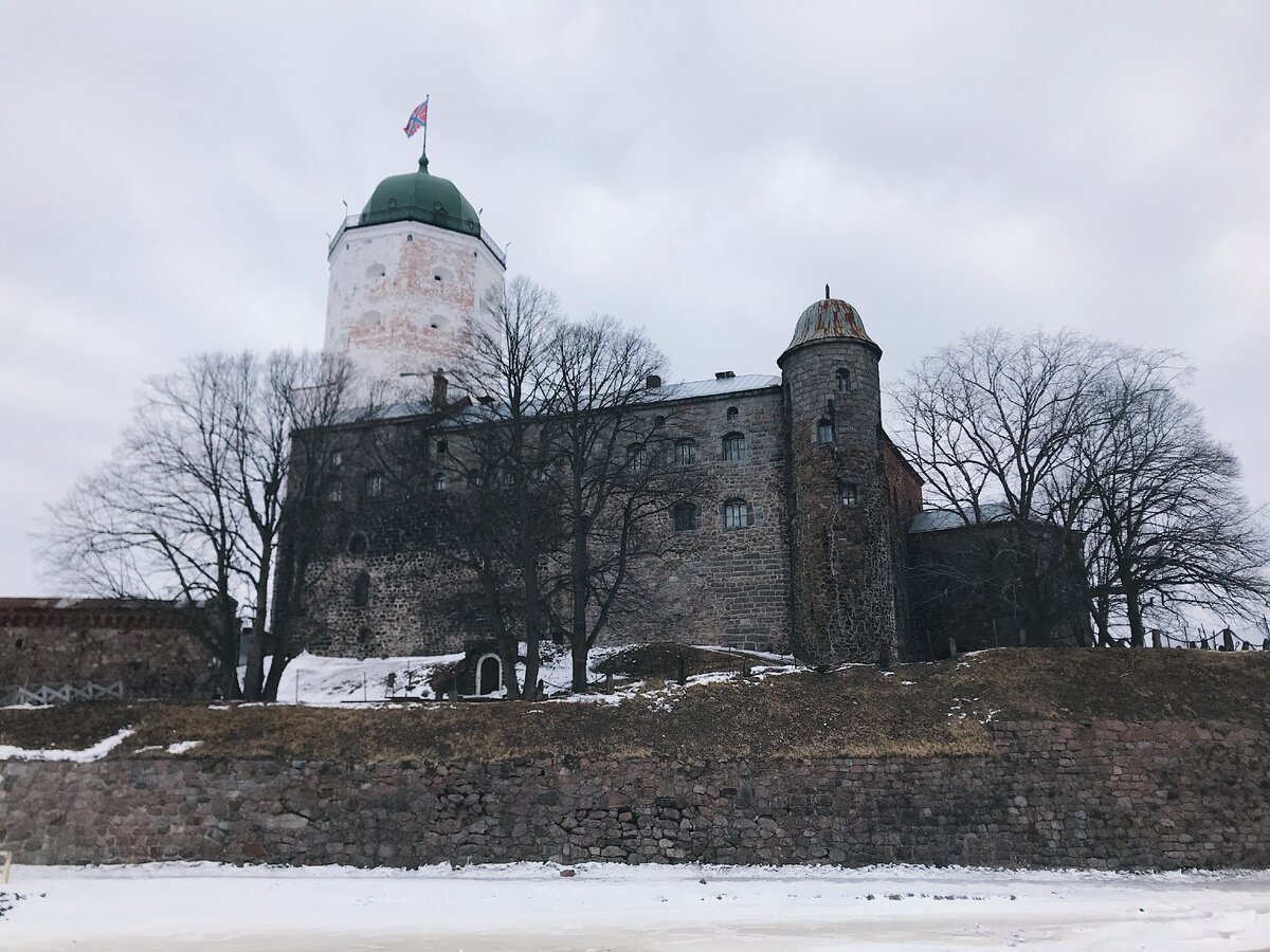 Главная достопримечательность — Выборгский замок, с него началось строительство города