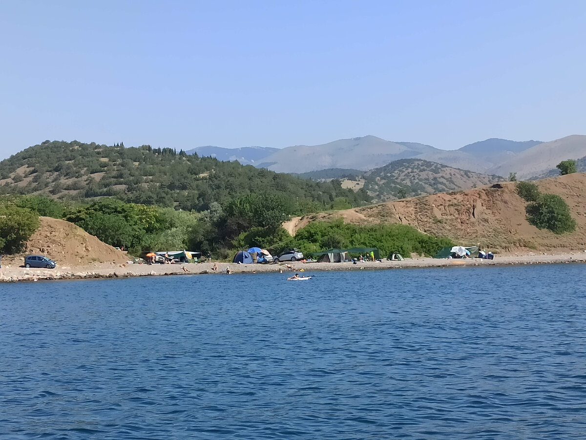 Дикий пляж в сторону Морское , недалеко от Приветного.